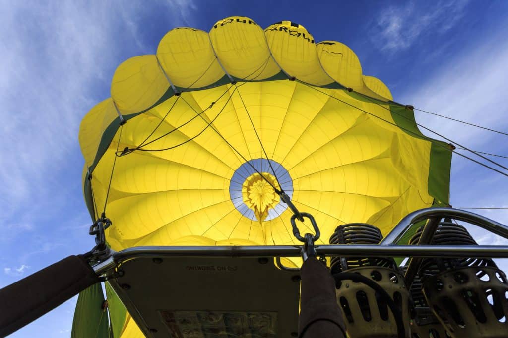 ¿Por qué los globos aerostáticos tienen un agujero en la parte superior?