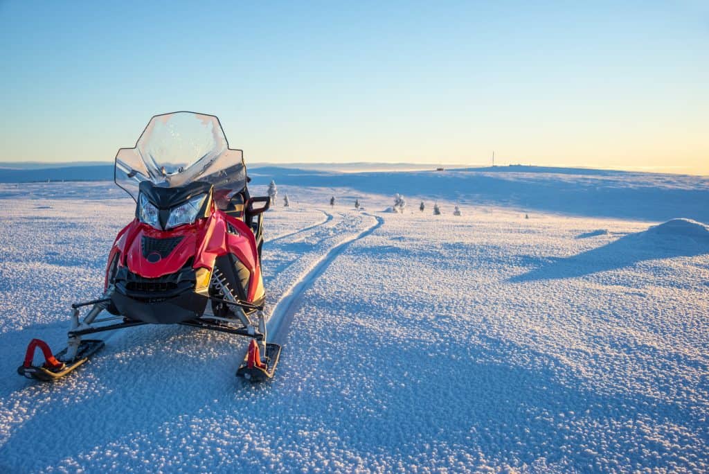 ¿Por qué mi moto de nieve echa tanto humo?