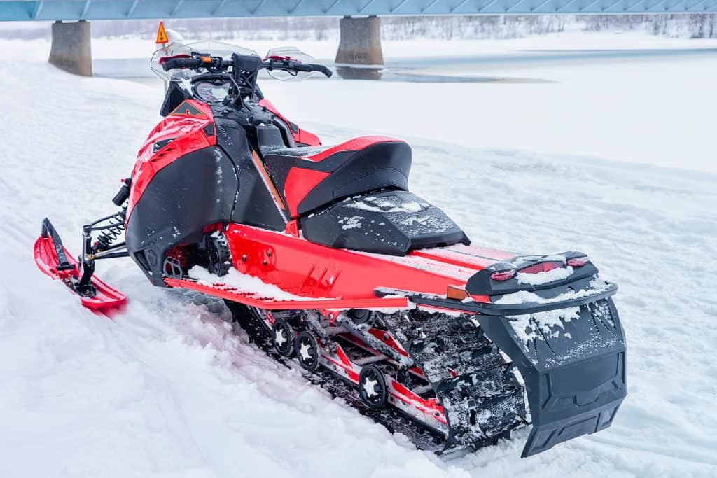 ¿Por qué mi moto de nieve hace contraexplosiones?