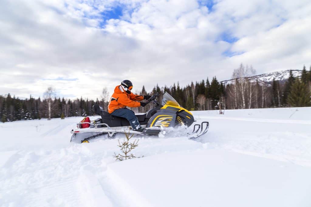 ¿Por qué mi moto de nieve se sigue inundando?