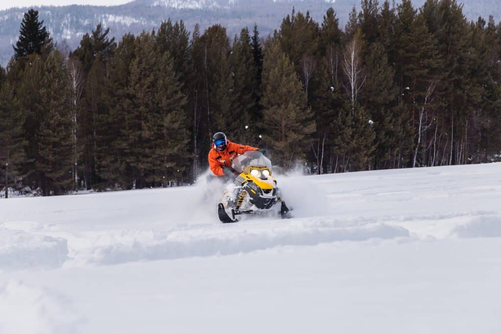 ¿Por qué rechina la correa de mi moto de nieve? Cómo instalar correctamente una correa nueva