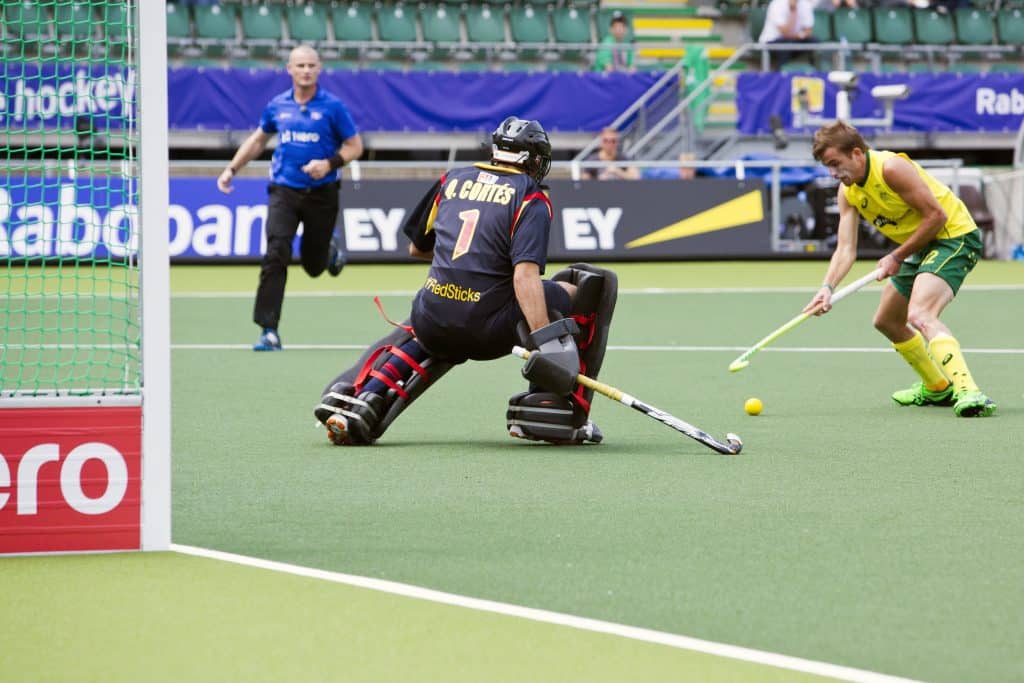 ¿Puede un portero de hockey sobre césped atrapar la pelota?