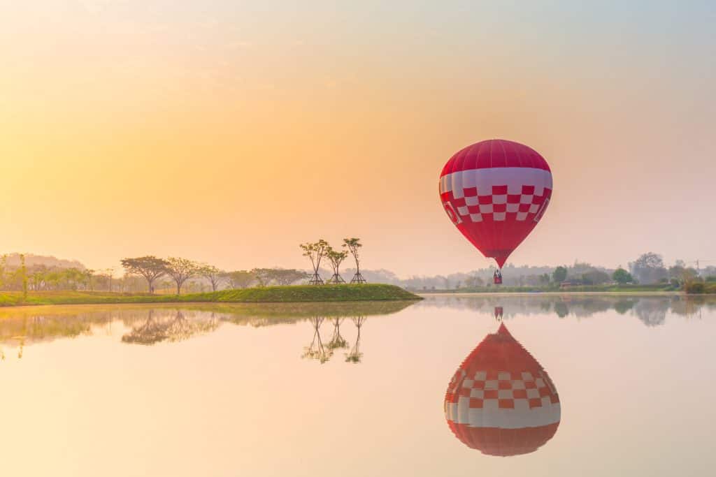 ¿Pueden los globos aerostáticos volar bajo la lluvia?