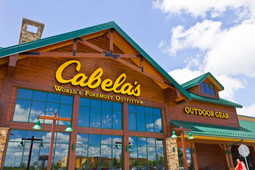 ¿Pueden los vehículos recreativos acampar durante la noche en Cabela's?