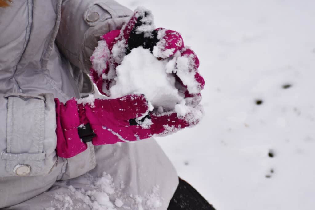 ¿Puedes derretir una bola de nieve con un encendedor?