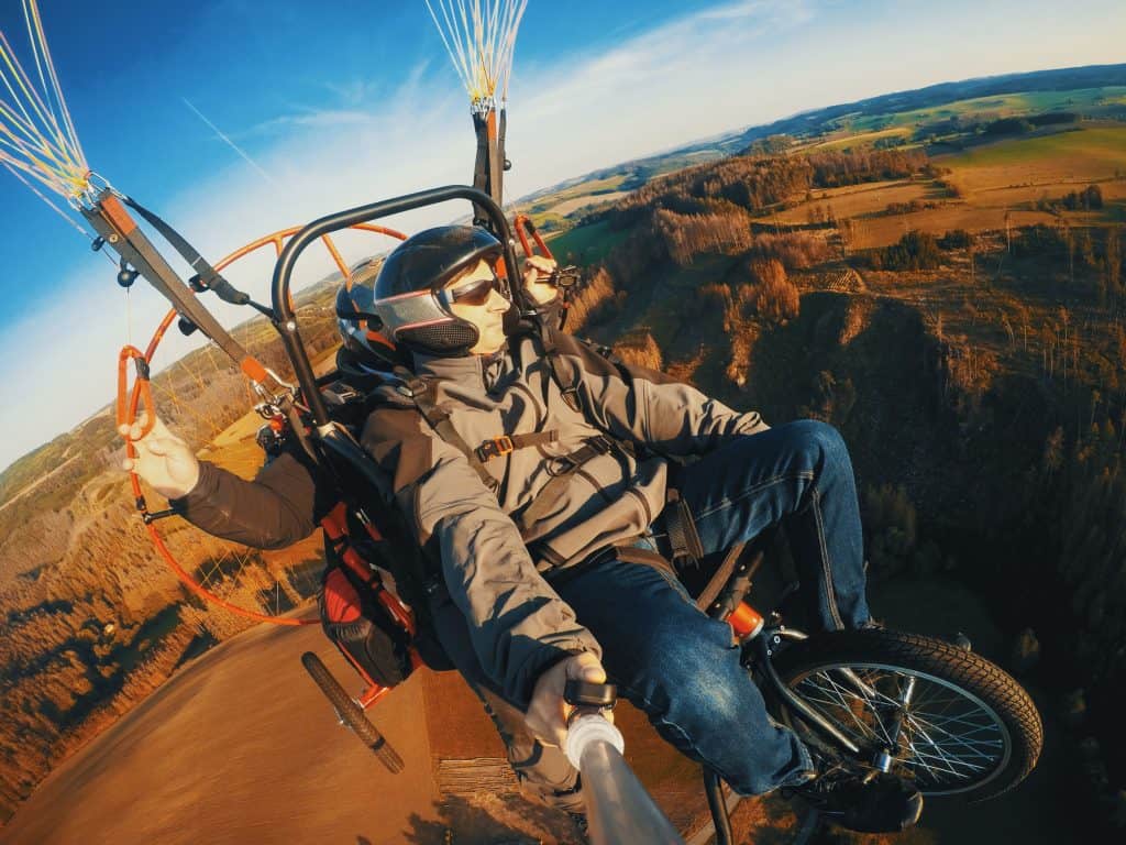 ¿Puedes llevar a alguien contigo en un paramotor?