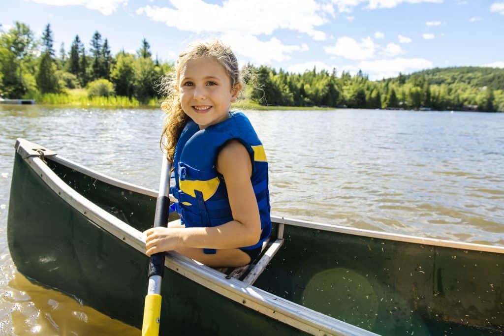 ¿Qué equipo de seguridad se requiere en una canoa?