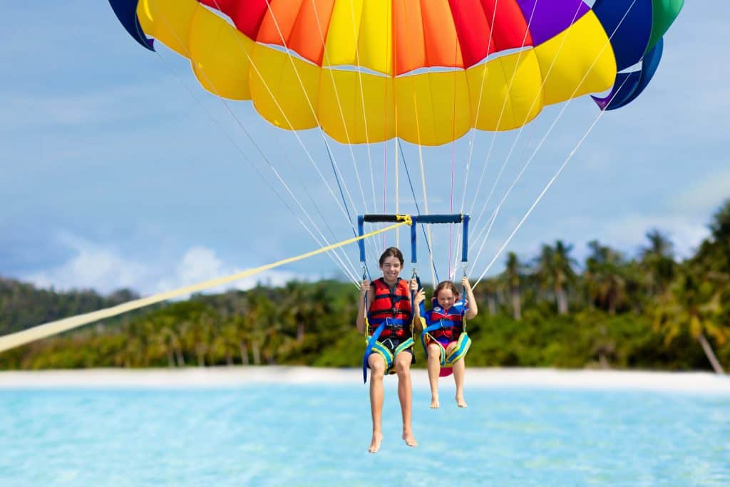 ¿Qué es un paseo en parasail en tándem?