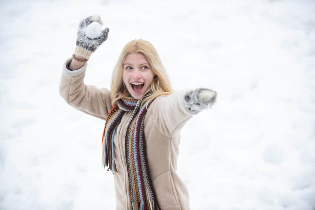 ¿Qué mantiene unido a una bola de nieve o a un muñeco de nieve?