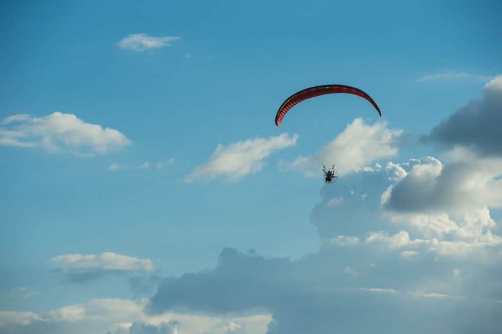 ¿Qué tan alto pueden volar los paramotores?