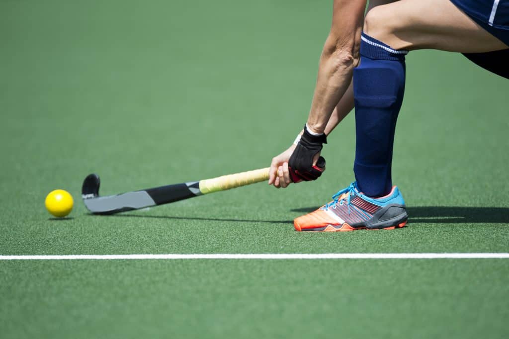 ¿Qué tan rápido viaja una pelota de hockey sobre césped?