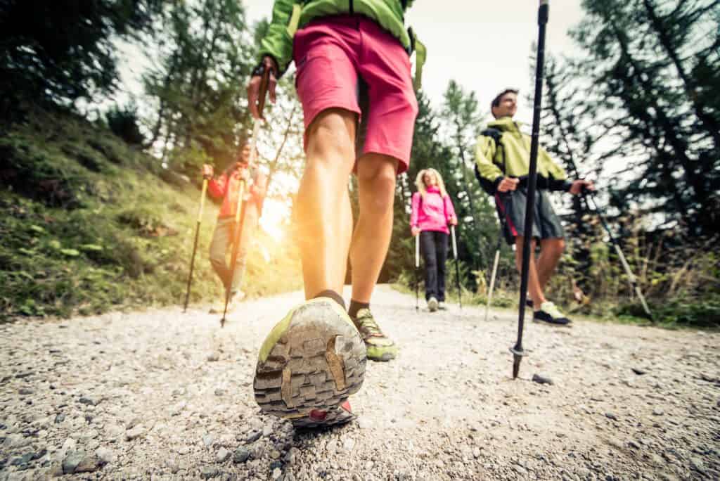 ¿Quién debe mantener los senderos para caminatas y mochileros?