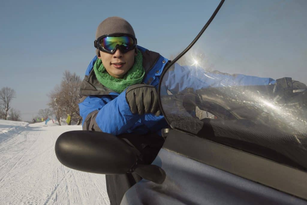 ¿Realmente vale la pena usar gafas antivaho cuando conduzco una moto de nieve?