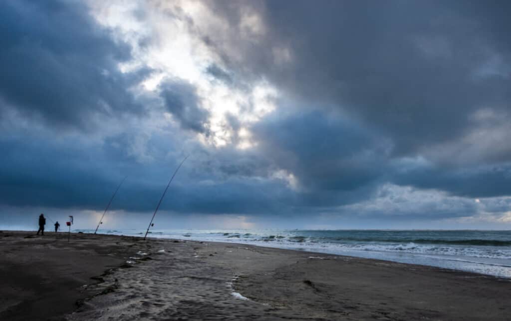 ¿Se puede practicar pesca de surf bajo la lluvia?